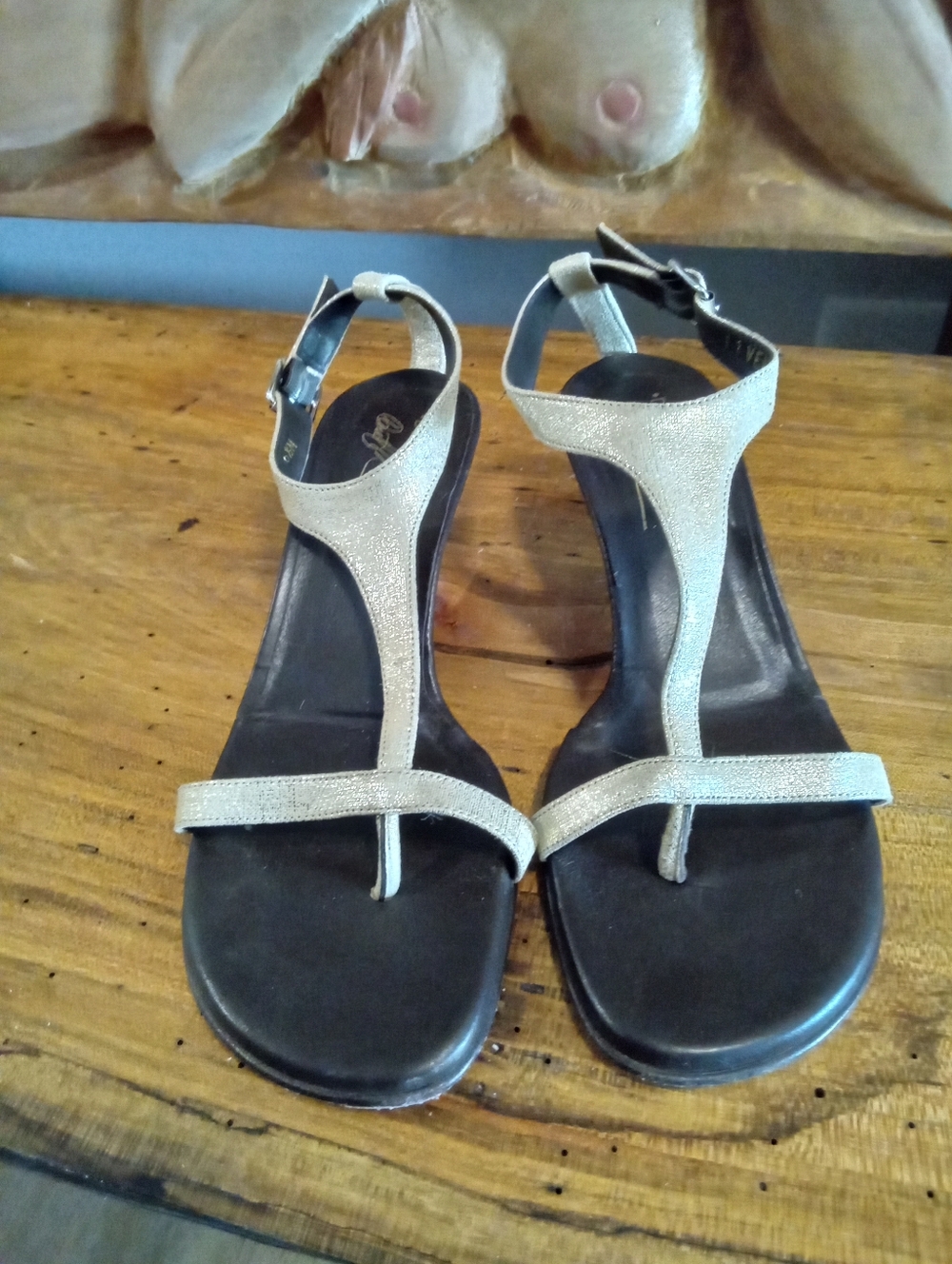 Donald J. Pliner Venna Size 6.5 Gold Mettalic T-Strap Sandals w/2.25" Heel